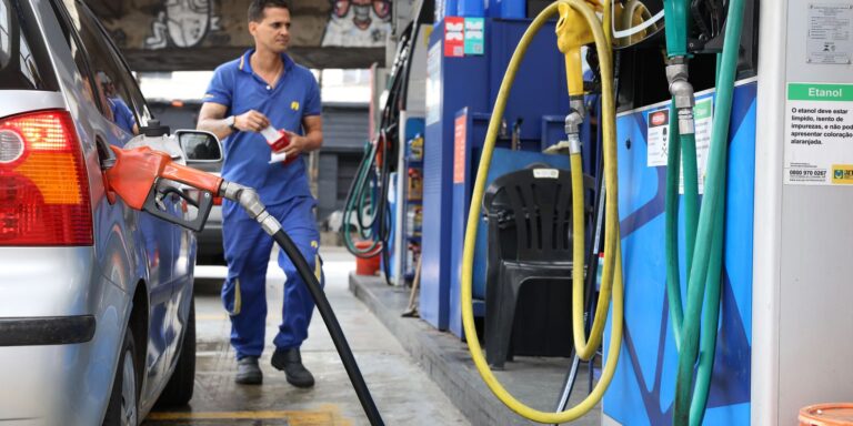 Vendas no comércio recuam 1,5% em abril por combustíveis