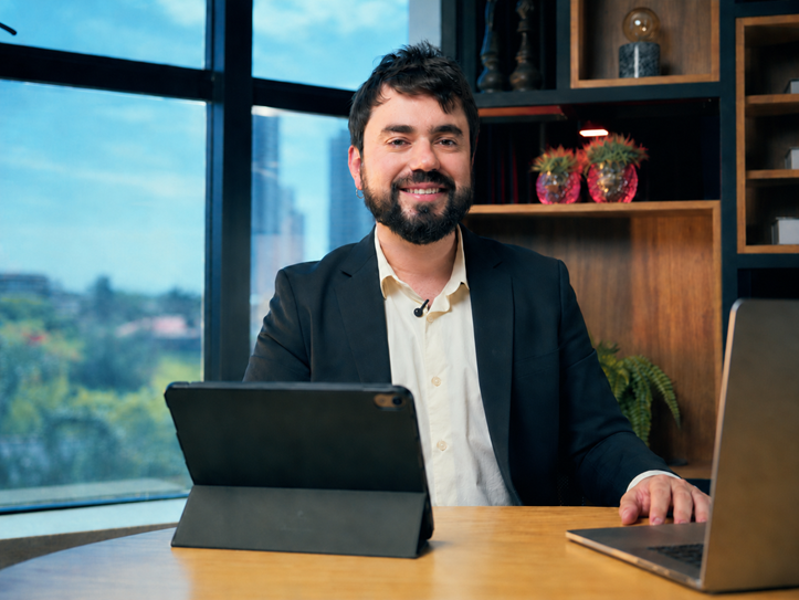 Matheus Mundim é economista, mestre em Administração com foco em Marketing e Vendas, fundador e gerente PE&G da V4 Mundim & Co