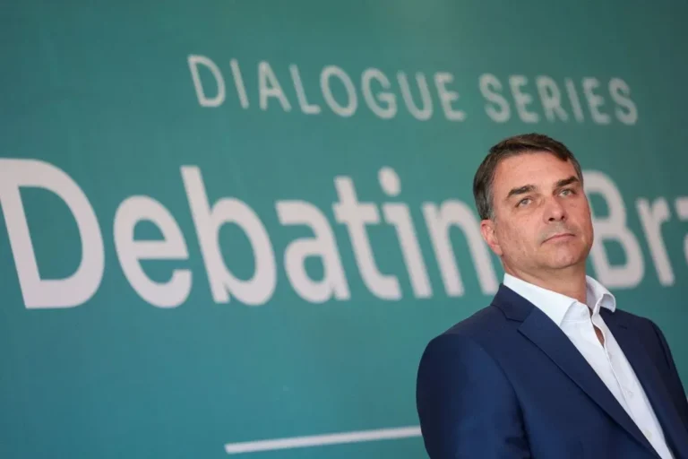 Ação do PT contra Flávio Bolsonaro no TSE avança na Justiça