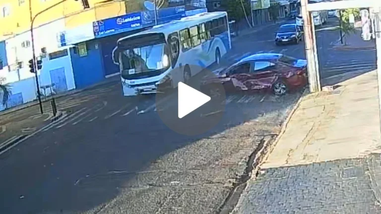 Acidente em Uberlândia: Ônibus da UFU com 20 estudantes é atingido por carro que avançou sinal vermelho