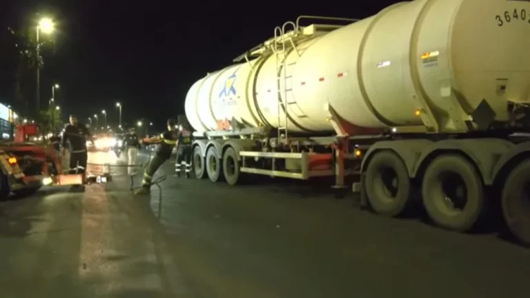 Acidente entre caminhões na BR-050 provoca congestionamento em Uberlândia