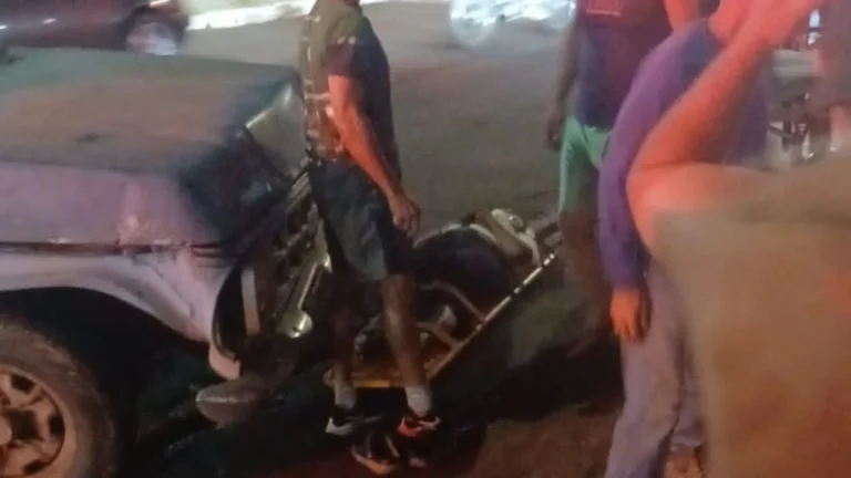 Acidente entre caminhonete e motocicleta deixa duas pessoas feridas em Uberlândia