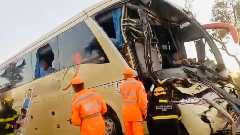 Acidente entre ônibus e carreta na MG-410 deixa 19 feridos em Lagoa Grande