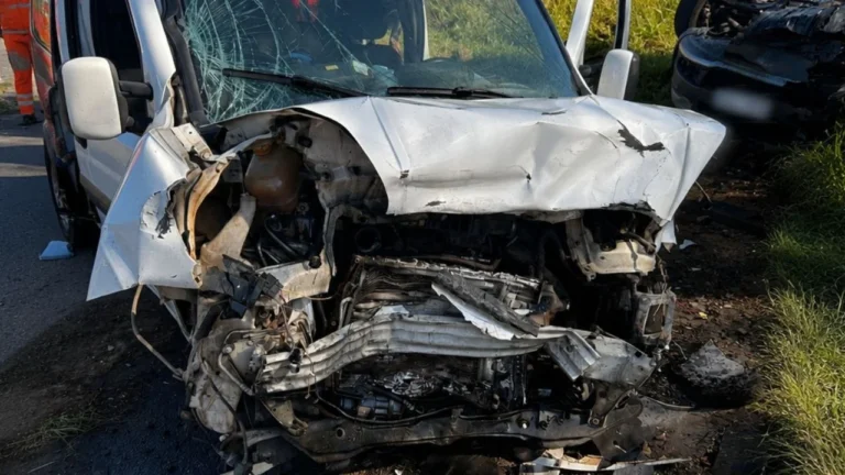 Acidente na MG-050 deixa 11 feridos, sendo 8 em um único veículo
