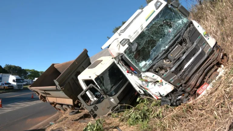 Acidente no Anel Viário Norte em Uberlândia deixa alça de acesso interditada e veículos no local