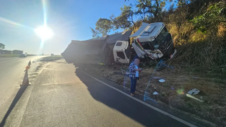 Acidente no Anel Viário Norte em Uberlândia mobiliza guindastes e mantém acesso ao bairro Minas Gerais interditado