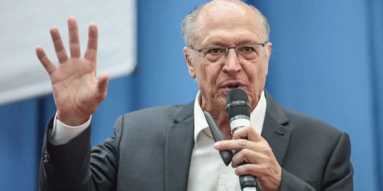 Alckmin agora afirma que Milei presta desserviço à Argentina