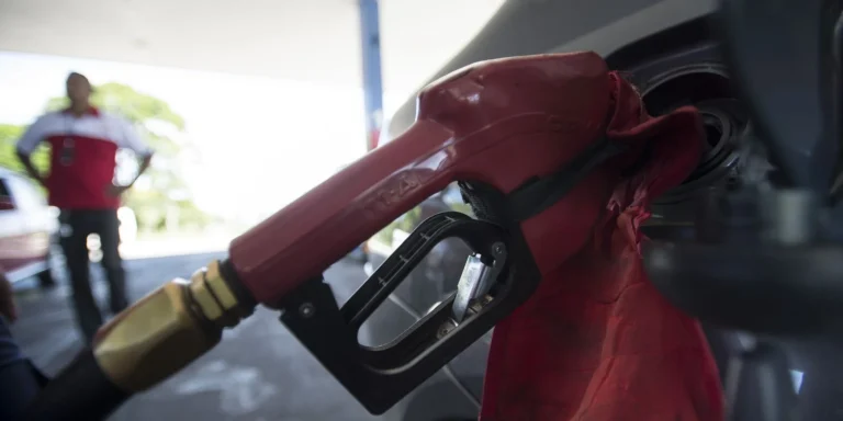 Alta do petróleo: governo confirma desconto na gasolina hoje