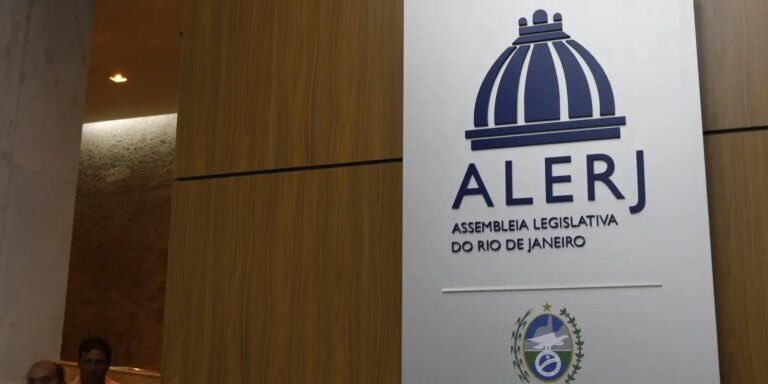 Atualização: Deputados do RJ aprovam tornozeleira rosa para agressores