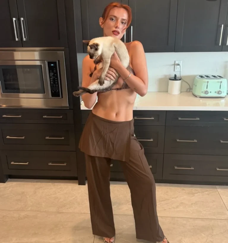 Bella Thorne e seu look encantador com pet na moda atual