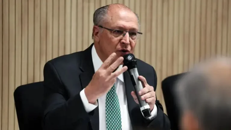 Brasil se prepara para apoiar empresas após tarifa de 25% dos EUA sobre exportações