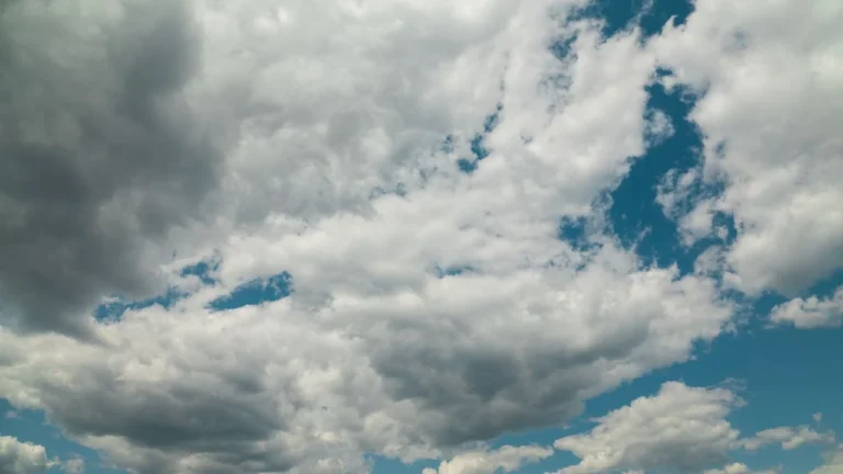 Calor intenso e baixa umidade marcam a sexta-feira em Uberlândia