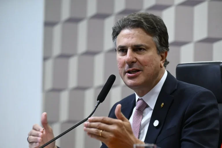 Camilo Santana acena a Alcolumbre como líder do governo no Senado