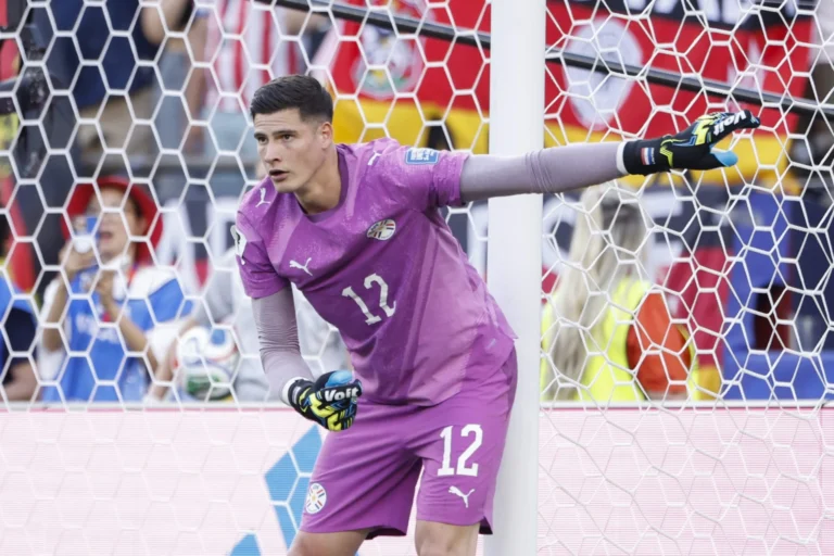 Camisa do goleiro paraguaio na Copa se torna tendência de moda