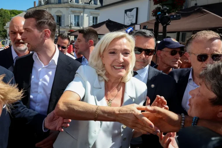 Campanha presidencial de Marine Le Pen na França em meio a crise