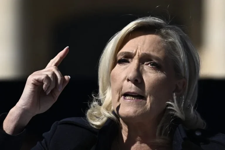 Candidatura de Le Pen à Presidência da França em crise após condenação