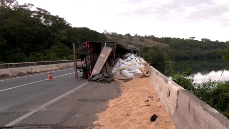 Carreta tombada há mais de 15 horas na BR-050 mantém faixa interditada; confira a situação do trânsito
