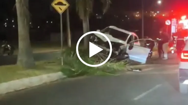 Carro capota no Jardim Inconfidência e deixa duas pessoas feridas em Uberlândia