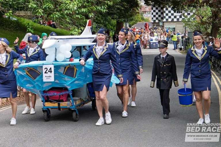 Corrida de camas na Inglaterra: 60 anos de tradição e diversão