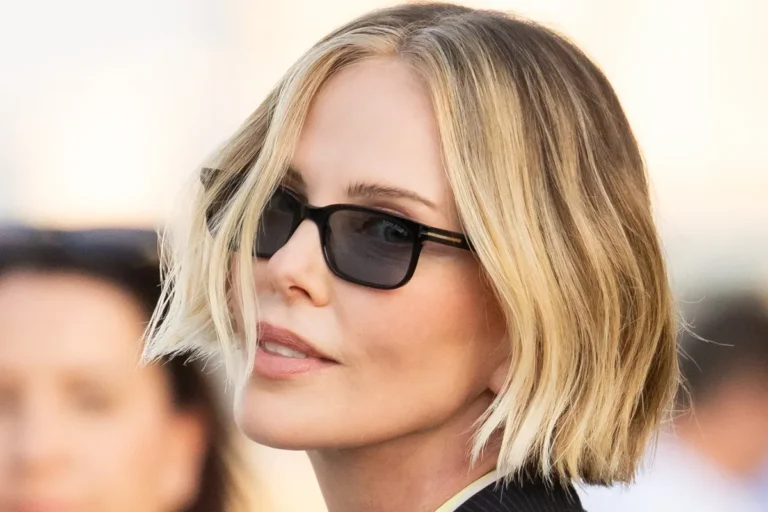 Corte de cabelo curtinho de Charlize Theron: tendência e estilo