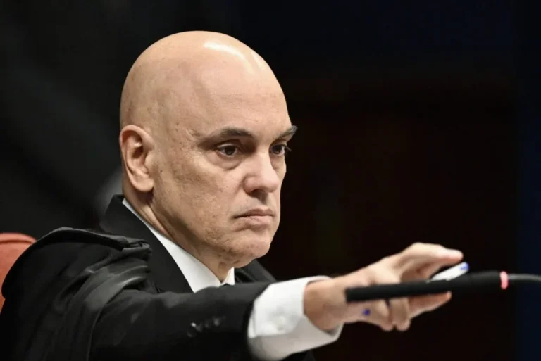 Decisão de Moraes sobre alegação de advogado de Flávio Bolsonaro
