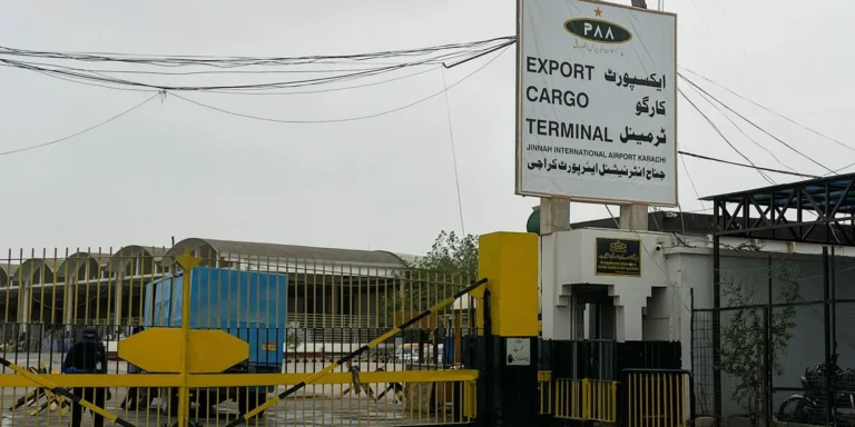 Destroços de Boeing 737 desaparecido são encontrados no Paquistão