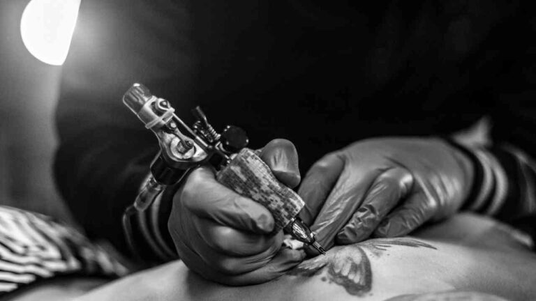 Dia do Tatuador: A Evolução da Tatuagem de Tabu a Forma de Arte e Expressão
