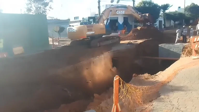 Dmae realiza manutenção emergencial no bairro Nossa Senhora das Graças em Uberlândia nesta sexta-feira (31)