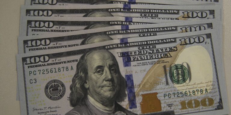 Dólar cai agora a R$ 5,13 e bolsa recua em dia de ajuste