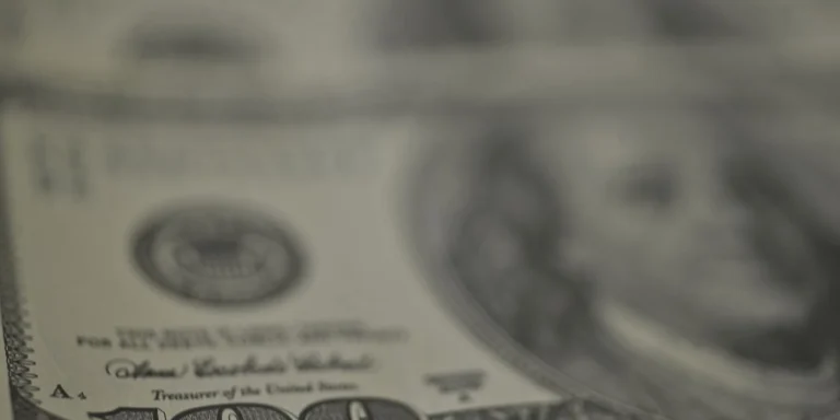 Dólar recua e petróleo dispara com tensão no Oriente Médio agora