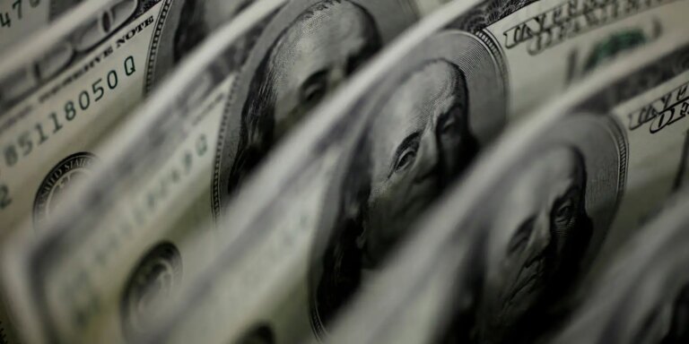 Dólar sobe agora para R$ 5,11 e bolsa fica estável