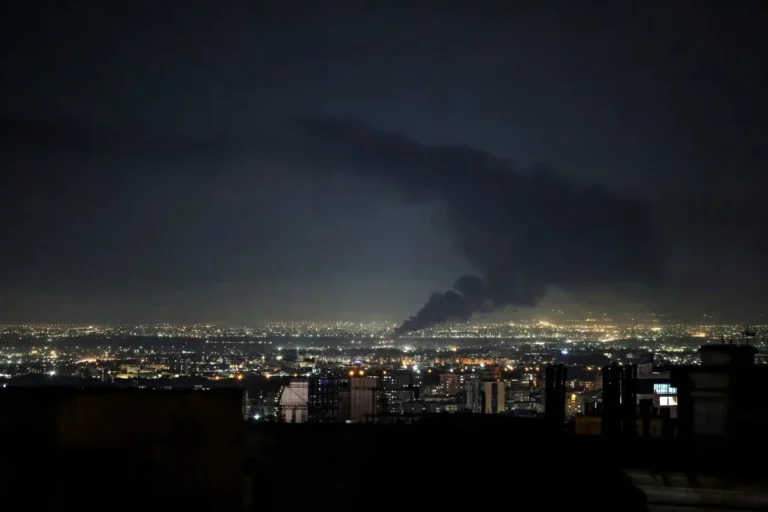 EUA bombardeia Irã e restabelece sanções após ataques em Ormuz