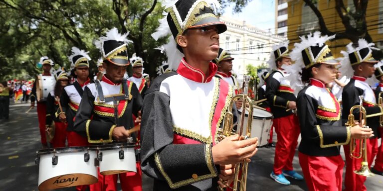 Fanfarras animam desfiles em homenagem à Independência Baiana