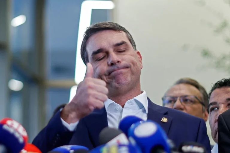 Flávio tenta se descolar de aliado após declaração sobre mulheres