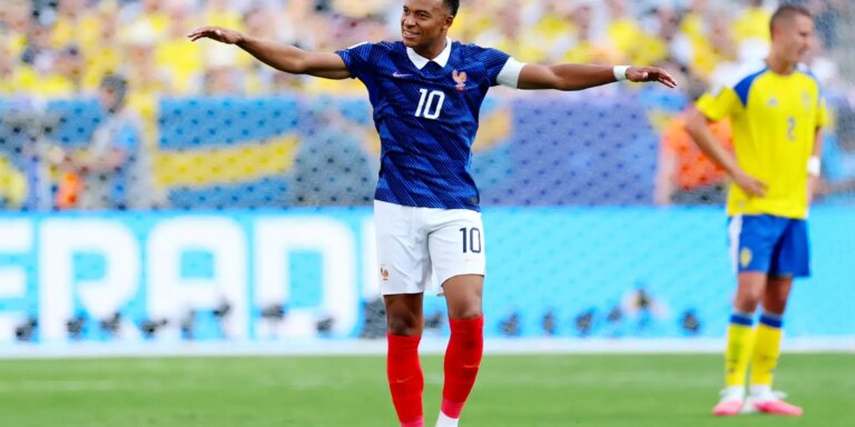 França avança às oitavas com dois gols de Mbappé na viagem ao torneio