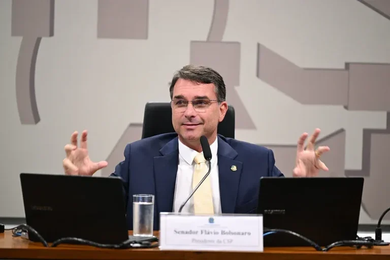 Governo Lula é culpado por sobretaxa após tarifaço de Flávio Bolsonaro