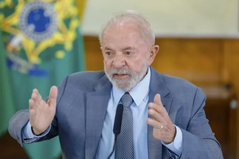 Governo brasileiro aguarda lista do tarifaço em crise com EUA