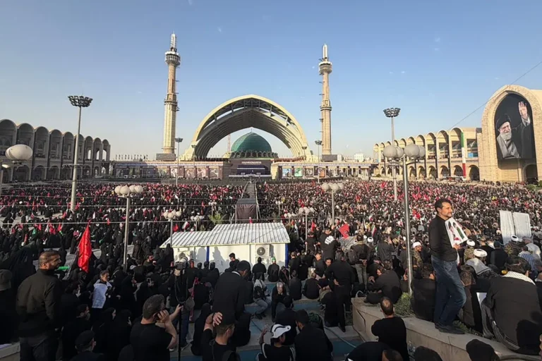 Guerra no Irã: Funeral de Khamenei como demonstração de poder