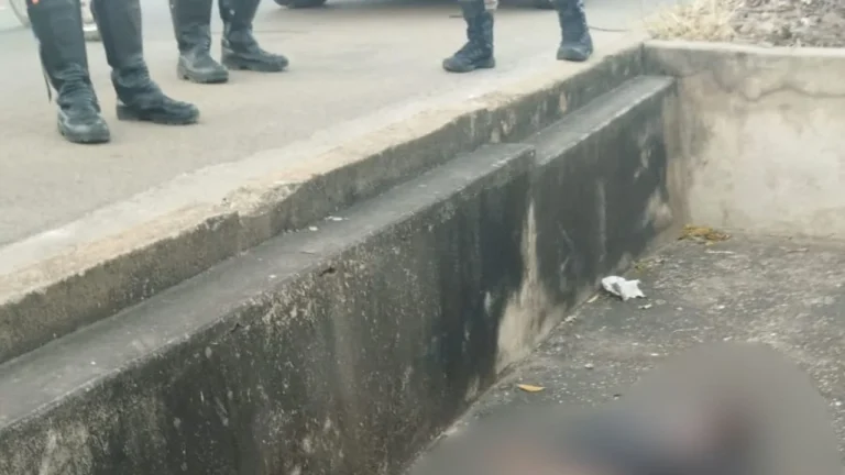 Homem de 50 anos morre após queda em meio-fio no Centro de João Pinheiro; vídeo registra o momento do acidente