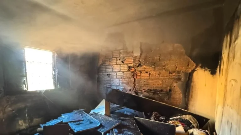 Idosa acende vela para novena e encontra casa destruída em Minas Gerais