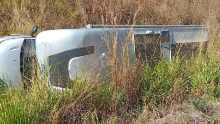 Idosa de 67 anos sobrevive a tombamento de motorhome na BR-365, em Guimarânia