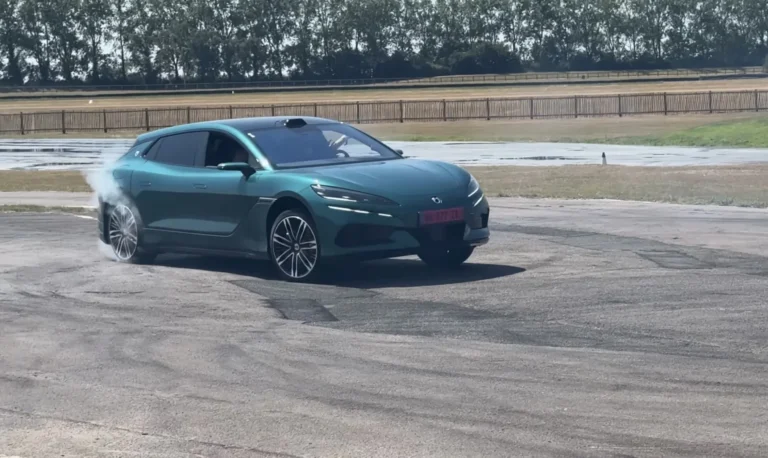 Inovação da BYD: carro que faz drift sozinho com desenho do percurso