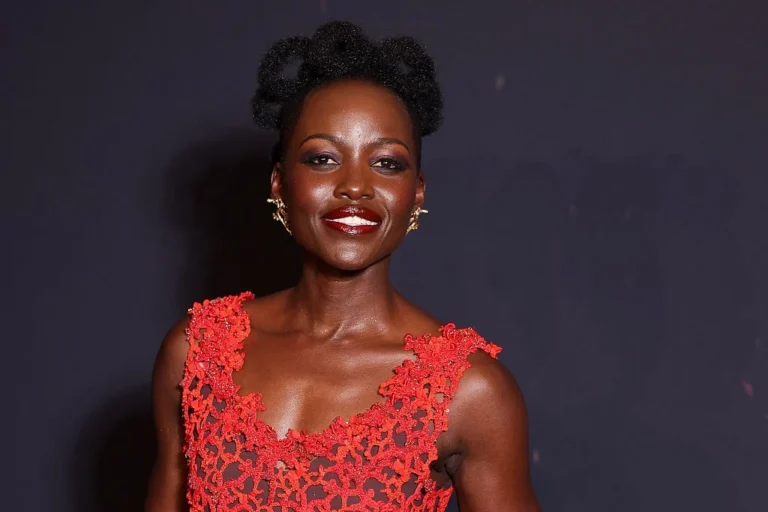 Joias de marca brasileira marcam look de Lupita Nyong’o em Paris