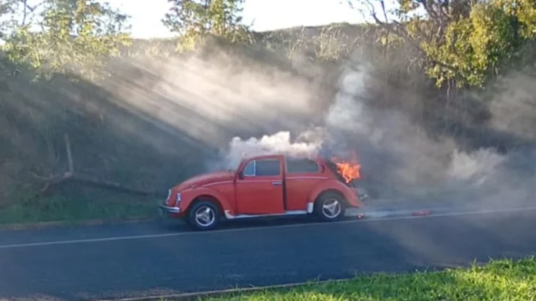 Jovem escapa de incêndio em Fusca recém-reformado em Uberaba