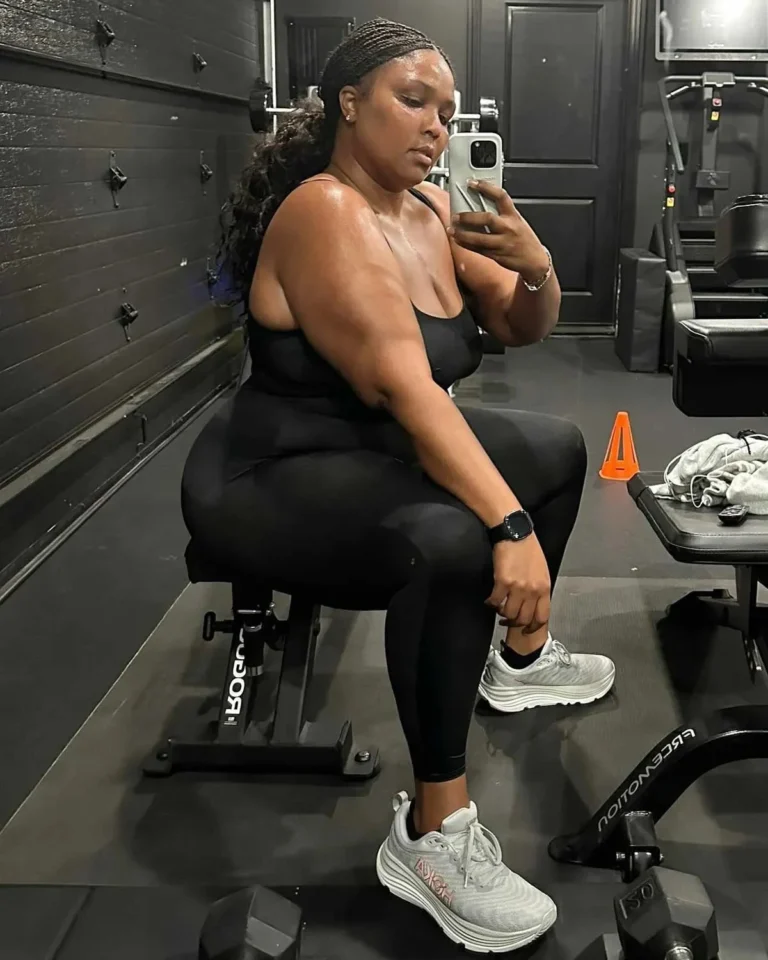 Lizzo fala sobre pressão estética e estilo após ganhar 9 kg
