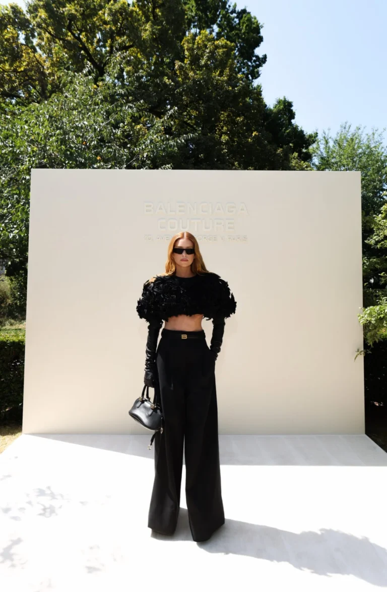 Look all black de Marina Ruy Barbosa brilha na Balenciaga em Paris