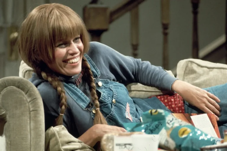 Louise Lasser, ícone da moda, morre aos 87 anos