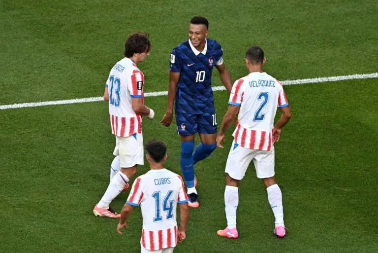 Mbappé responde a ataques racistas de senadora do Paraguai