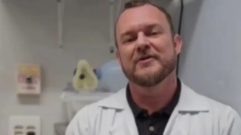 Médico condenado por emitir receitas ilegais se entrega à Polícia Militar em Uberlândia