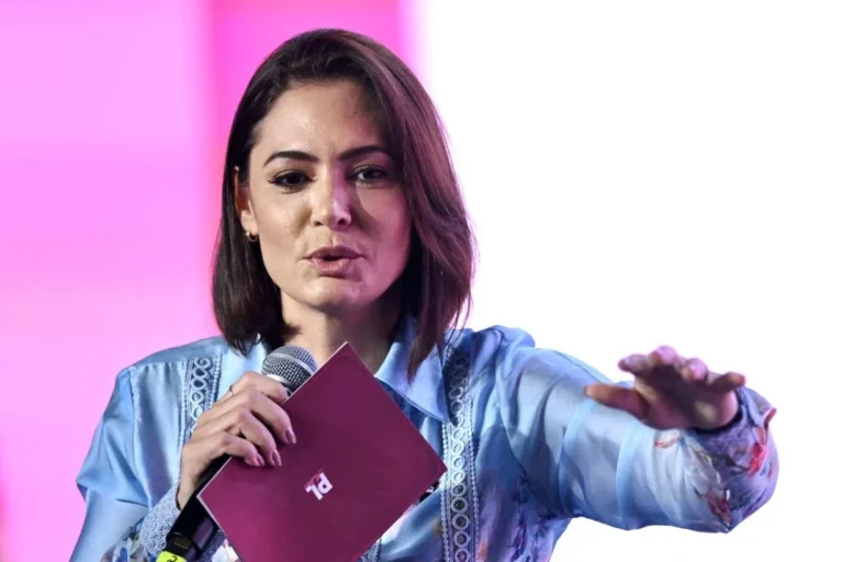Michelle Bolsonaro deixa PL Mulher após desavença com Flávio